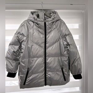 7 for all mankind puffer jacket in silver color